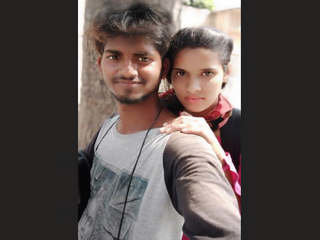Amateur Indian couple gets naughty in VDO