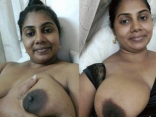 Watch a mature desi woman show off her fingering skills