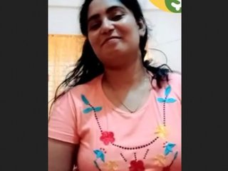 Desi bhabi with big tits gets naughty and shows off