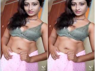 Indian bhabhi Rajashree Morey flaunts her boobs in a steamy video