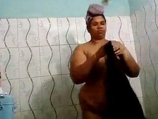 Desi auntie's steamy MMS of her bathroom solo