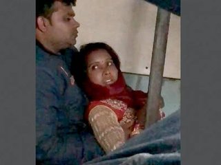 Couples from India have sex on a moving train