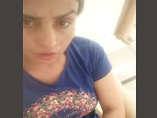 Desi bhabi pleasures herself with her fingers in village video