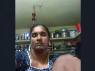 Telugu bhabhi flaunts her big boobs in a steamy video