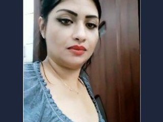 Indian beauty shows off her assets in a steamy video