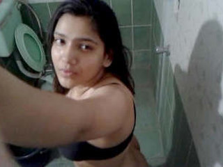 Desi babe flaunts her big boobs and round ass