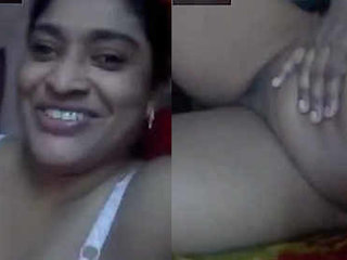 Desi aunty bares her pussy on video call