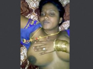 Married Tamil wife gives a blowjob at night