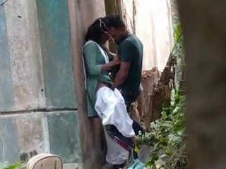 Desi couple enjoys outdoor sex in MMS video
