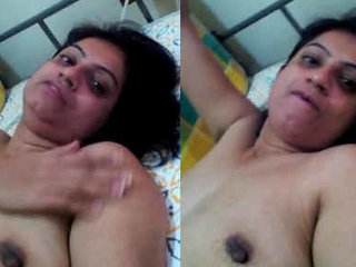 Horny bhabhi takes nude selfies for her boyfriend
