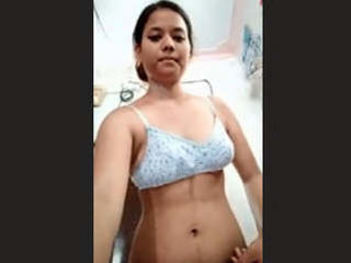 Desi girl flaunts her large breasts in a video