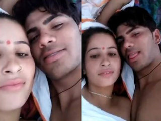 Indian girl with big breasts reveals them in a sensual video