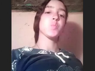 Desi babe flaunts her small breasts and pussy in a video