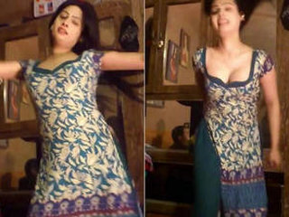 Alisha Jaan flaunts her milky boobs in a seductive mujra video