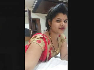 Watch a sexy bhabhi flaunt her body in the nude