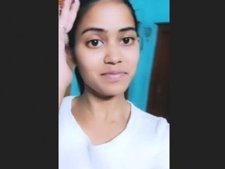 Cute Bengali girl flaunts her body in a seductive video